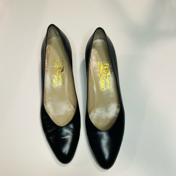 Salvatore Ferragamo Women’s Beautiful Classic 90’s Black Pump Heels Size 7AA - Picture 2 of 8